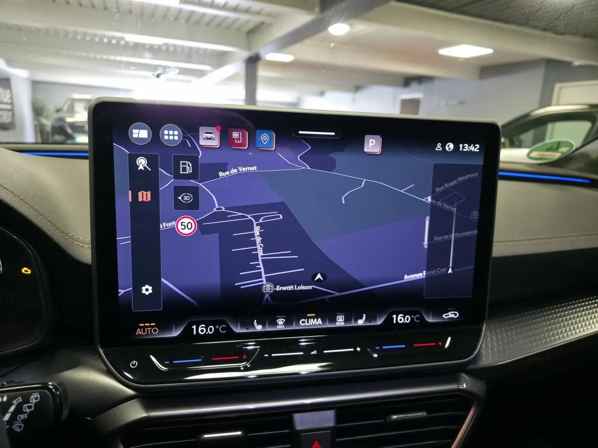 Écran tactile HD 12,9'' du système de navigation dans l’habitacle d’une CUPRA Leon gris 2025.
