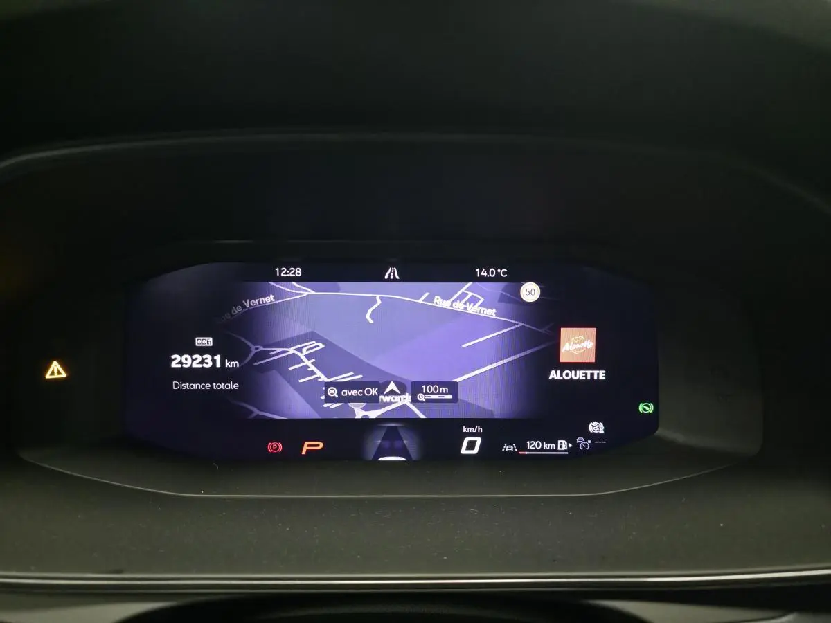 Écran digital du combiné d’instruments affichant la navigation et informations de conduite dans une CUPRA Leon gris.