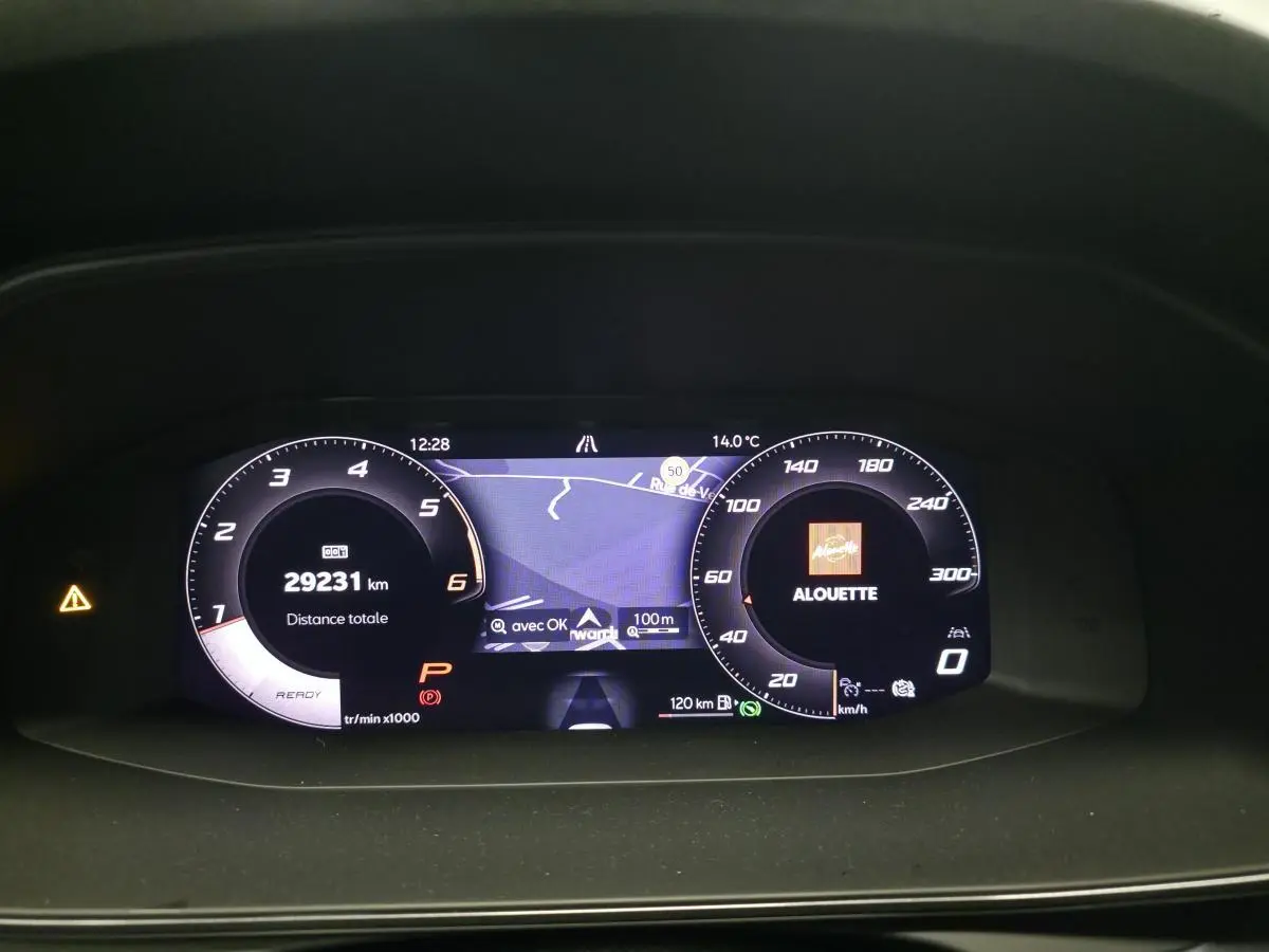 Combiné d'instruments digital de la CUPRA Leon 2025 affichant la navigation et la vitesse, vue de face.