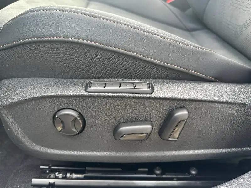Détail des commandes de réglage électrique du siège conducteur sur CUPRA Formentor gris Graphène 2025.