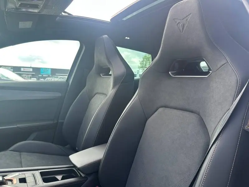 Vue intérieure des sièges avant en alcantara gris foncé du CUPRA Formentor 2.0 TDI 150ch V DSG7 avec logo Cupra embossé sur appuie-tête.