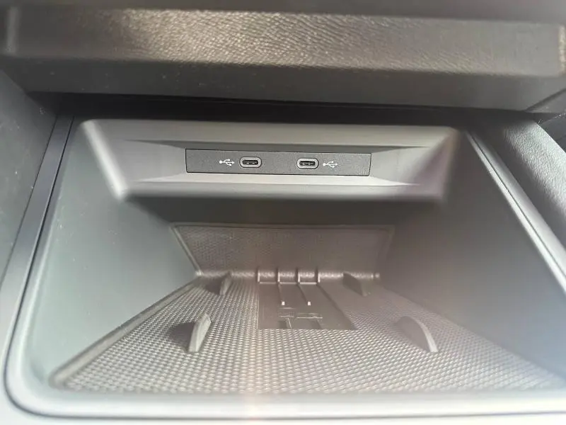 Vue rapprochée de la console centrale du CUPRA Formentor 2025, montrant deux ports USB-C intégrés dans un espace de rangement noir.