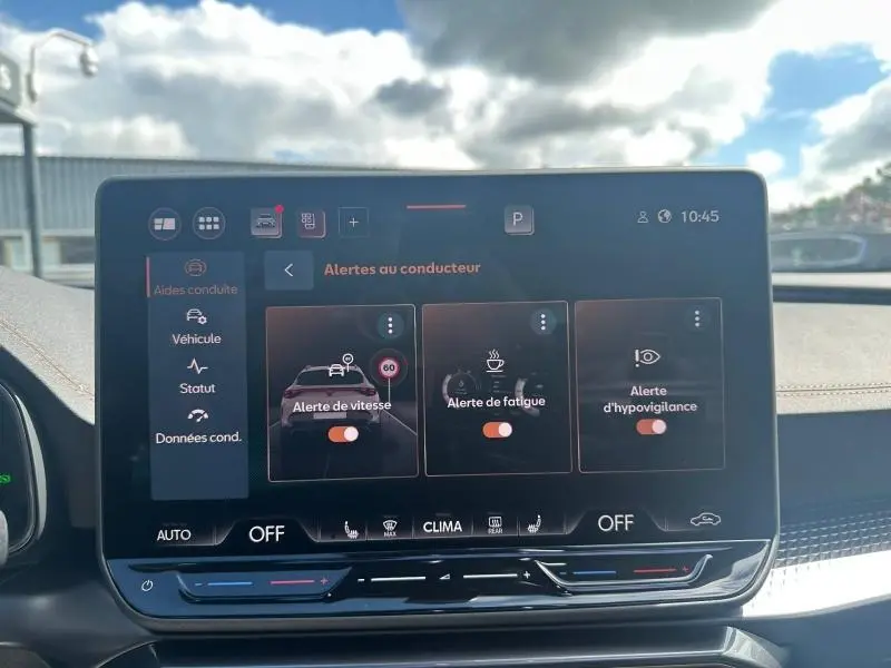Écran tactile intérieur du CUPRA Formentor 2025 montrant les alertes conducteur avec interface moderne et claire.