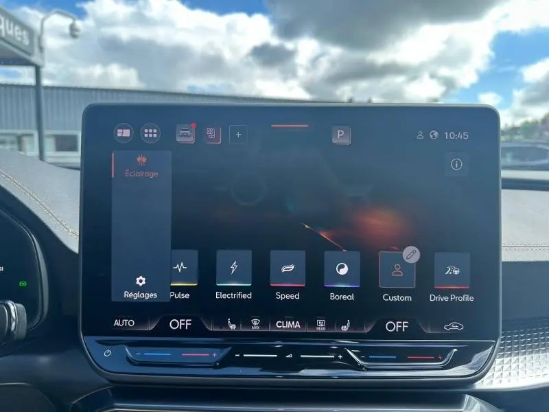 Écran tactile central du tableau de bord du CUPRA Formentor 2.0 TDI 150ch en Gris Graphène, affichant les modes d’éclairage personnalisables.