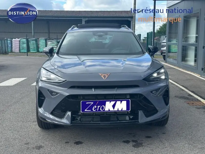 Vue de face du CUPRA Formentor 2.0 TDI 150ch gris Graphène personnalisé avec logo cuivré distinctif.