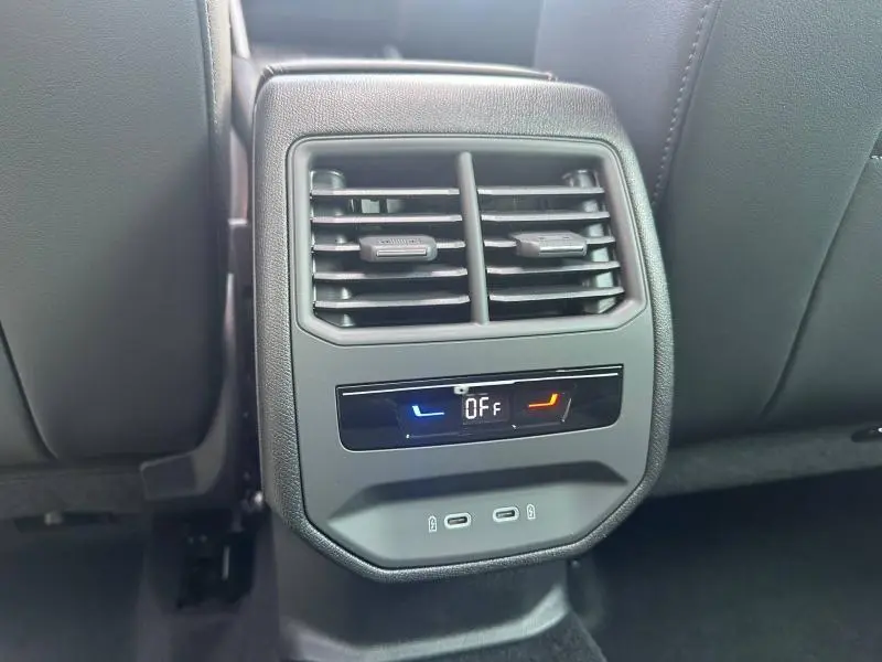 Détail de la console arrière du CUPRA Formentor 2025 gris Graphène, avec bouches d’aération et commandes climatisation.