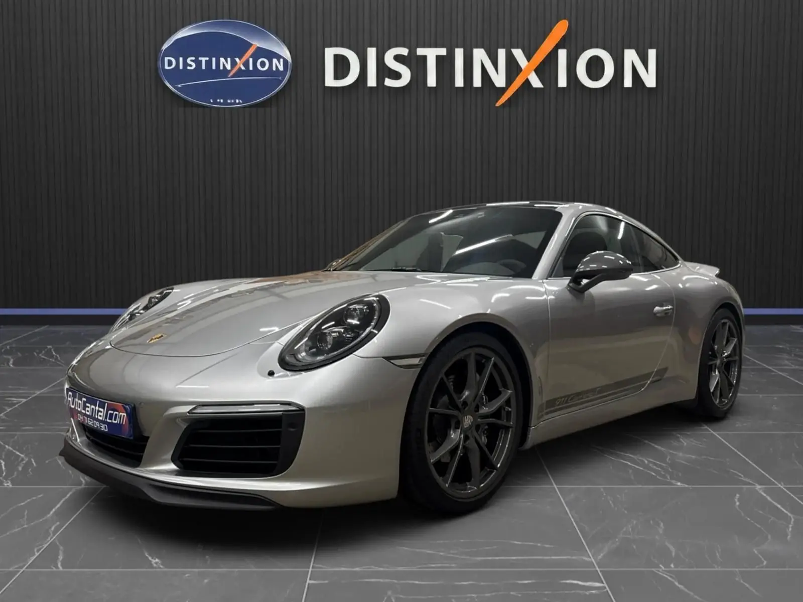 Porsche 911 991.2 Carrera T gris GT Silver vue 3/4 avant avec jantes Carrera S 20 pouces et toit ouvrant fermé.