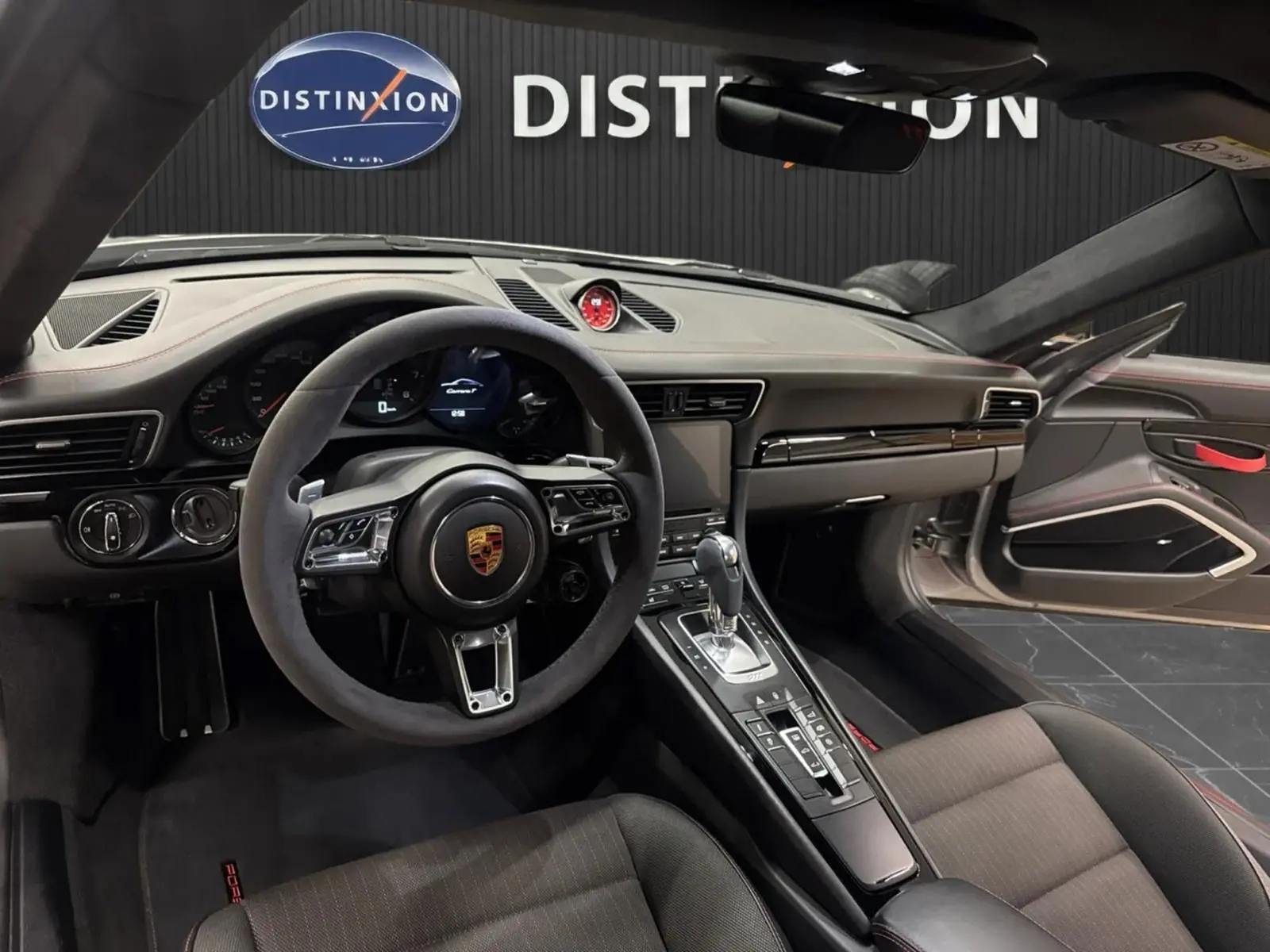 Intérieur de Porsche 911 991.2 Carrera T 2018, vue côté conducteur, tableau de bord noir avec volant GT en alcantara.