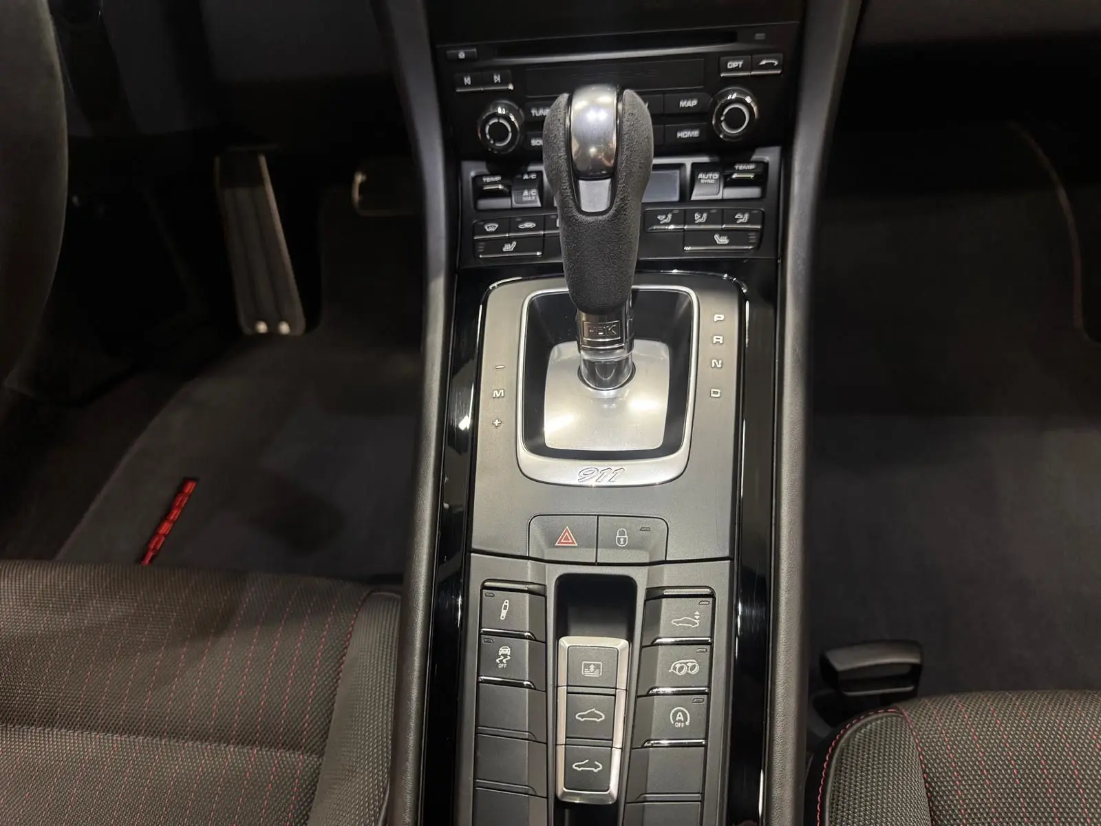 Vue rapprochée de la console centrale du Porsche 911 991 2 Carrera T 2018, avec levier PDK en alcantara et finitions noires.