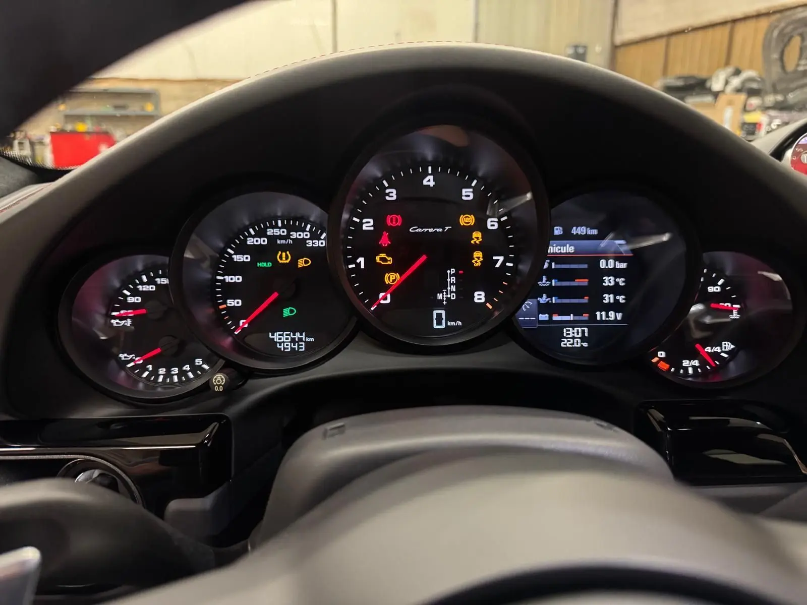 Vue rapprochée du tableau de bord de la Porsche 911 Carrera T 2018, affichage digital et compte-tours central.