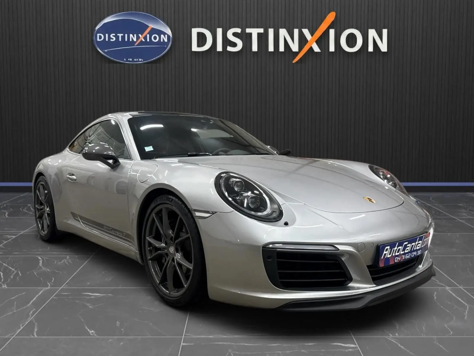Porsche 911 991.2 Carrera T gris GT Silver vue 3/4 avant avec jantes Carrera S noires et toit ouvrant.