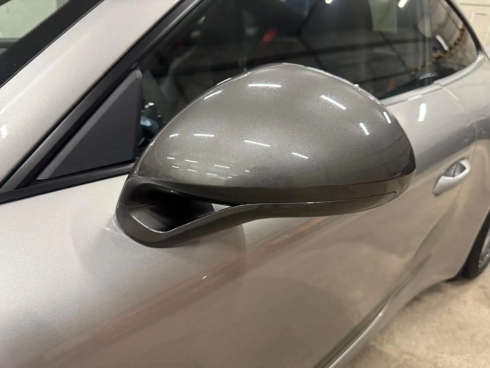 Gros plan sur le rétroviseur côté gauche gris GT Silver d'une Porsche 911 991 2 Carrera T 2018.