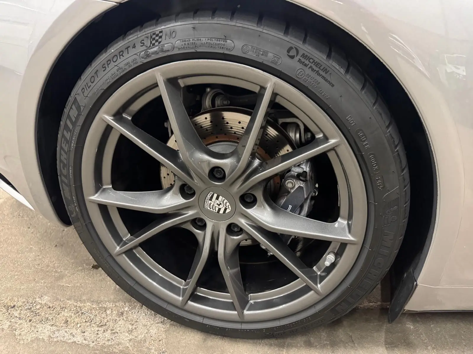Gros plan sur la jante Carrera S 20 pouces gris foncé d'une Porsche 911 991 2 Carrera T Gris GT Silver.