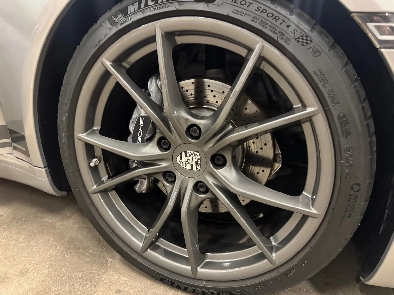 Gros plan sur la jante Carrera S 20 pouces gris GT Silver avec frein perforé et pneu Michelin Pilot Sport 4S.