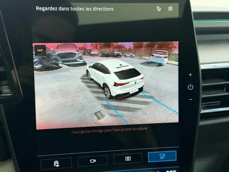 Vue écran tactile montrant une Renault Rafale noire étoilé métallisé en 3/4 arrière sur caméra 360° de stationnement.