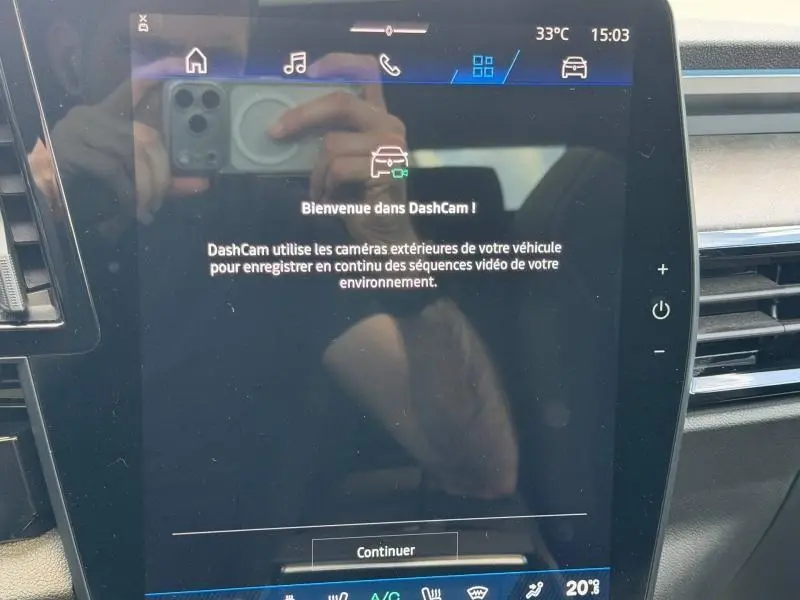 Écran tactile central de la Renault Rafale 2025 noir étoilé, affichant le menu DashCam en intérieur.