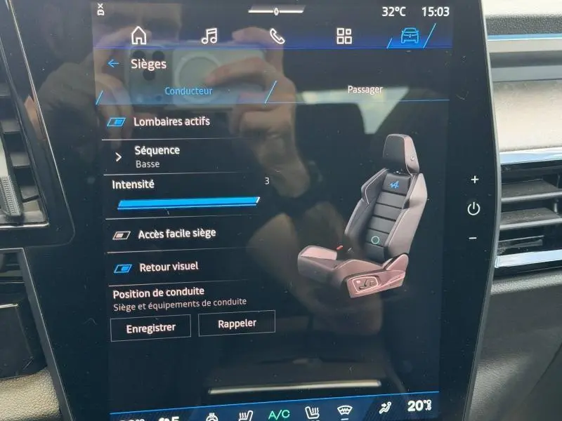 Écran tactile intérieur montrant les réglages du siège conducteur avec illustration du siège noir et logo Alpine bleu.