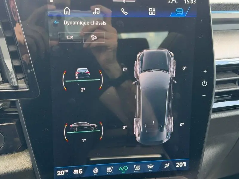 Écran tactile intérieur montrant la dynamique châssis d’une Renault Rafale noir étoilé en vue 3D du dessus.