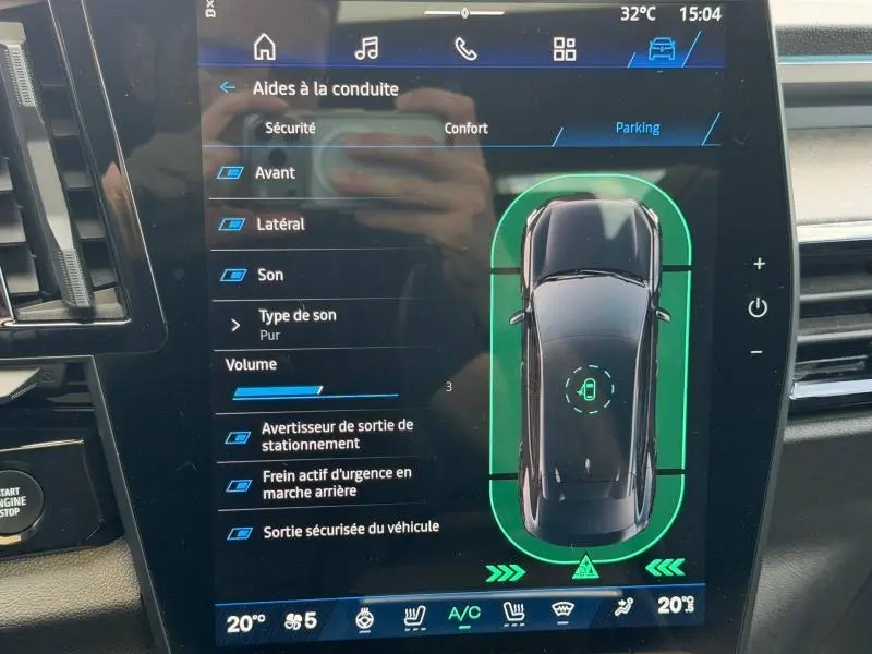Écran tactile intérieur montrant l’aide au stationnement du Renault Rafale noir étoilé en vue aérienne.