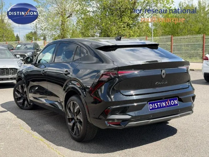 Vue 3/4 arrière droite de la Renault Rafale 1.2 E-Tech hybride noire étoilée avec jantes alu et feux LED distinctifs.