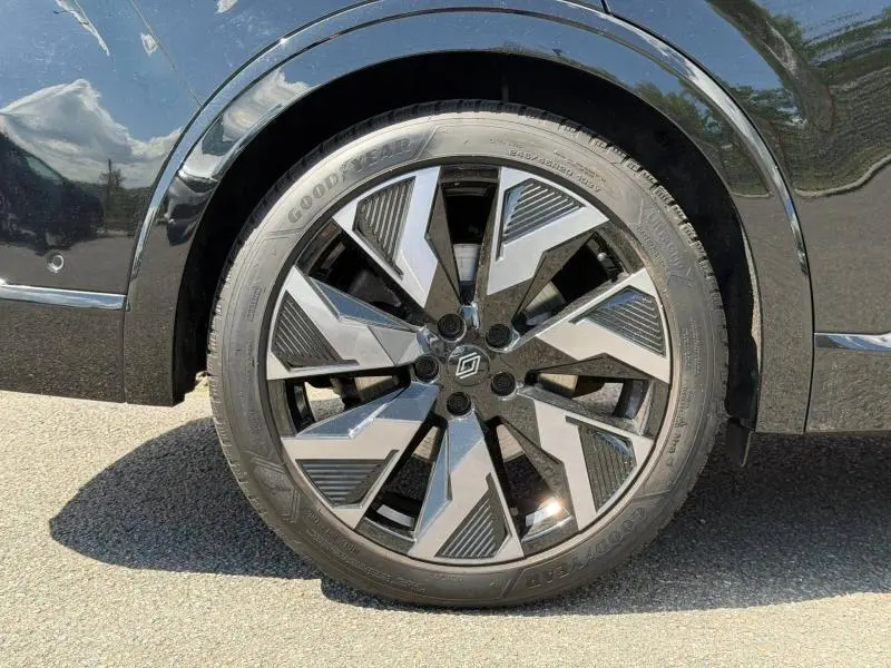 Gros plan sur la roue arrière droite noire étoilé métallisé de la Renault Rafale 2025 avec jante alu au design géométrique.