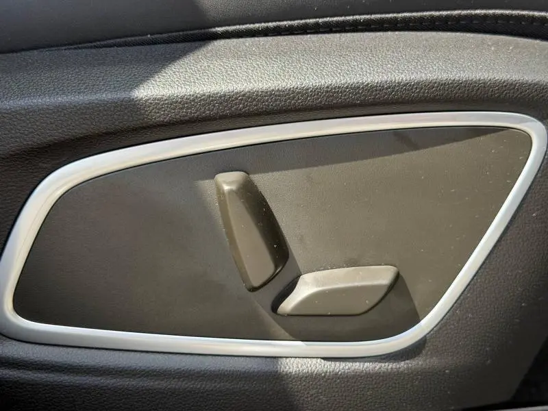 Détail des commandes de réglage électrique du siège côté conducteur dans un intérieur noir du Renault Rafale 2025.