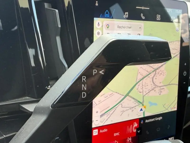 Gros plan sur la commande de boîte automatique noire du Renault Rafale 2025 avec écran tactile affichant une carte GPS en arrière-plan.