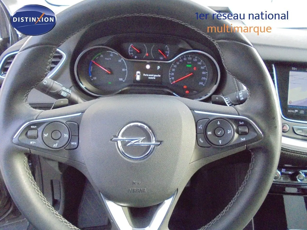 Vue rapprochée du volant en cuir noir avec commandes intégrées de l’Opel Grandland X gris Moai Metal, tableau de bord visible.