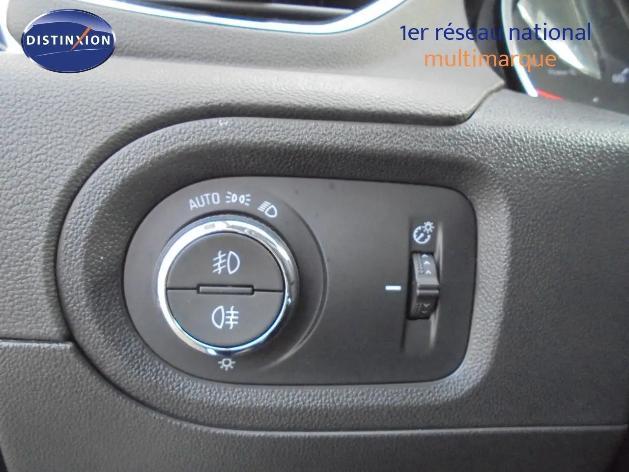 Gros plan sur la commande des feux dans l’habitacle de l’Opel Grandland X gris Moai Metal, version hybride rechargeable.