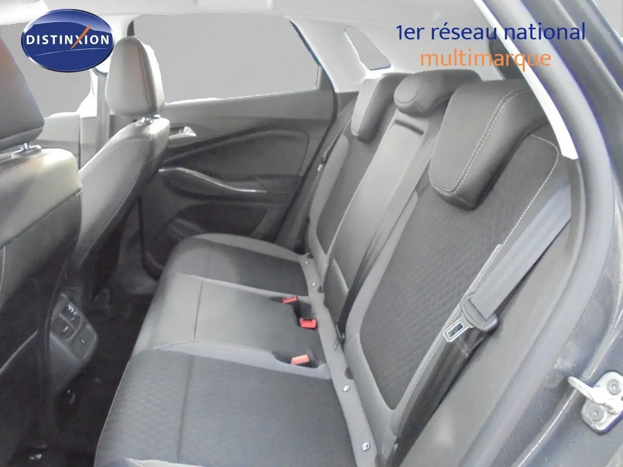 Vue intérieure côté droit des sièges arrière en tissu noir avec surpiqûres blanches d'un Opel Grandland X gris Moai Metal.