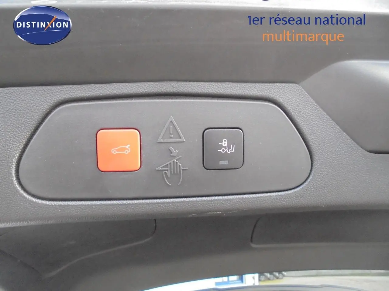Détail du panneau de commandes du hayon électrique sur Opel Grandland X gris Moai Metal, vue intérieure.