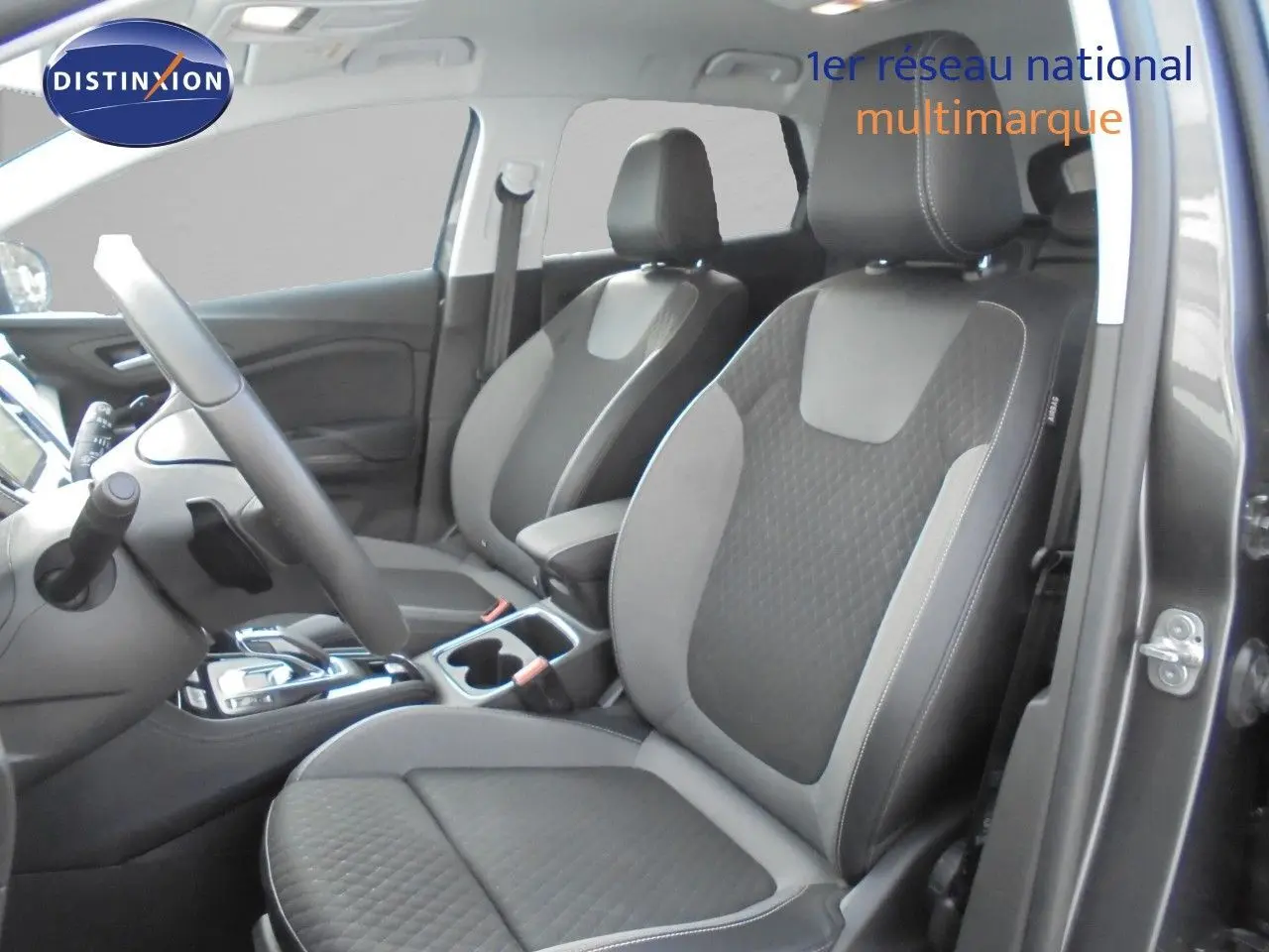 Vue intérieure côté conducteur de l’Opel Grandland X gris Moai Metal, montrant les sièges avant en tissu noir et gris.