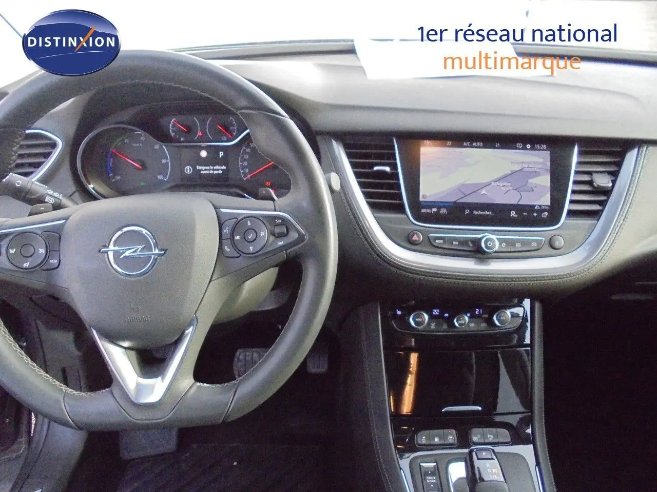 Vue intérieure du tableau de bord et volant d’Opel Grandland X 1.6 Hybrid Turbo 2021 avec écran tactile et commandes au volant.