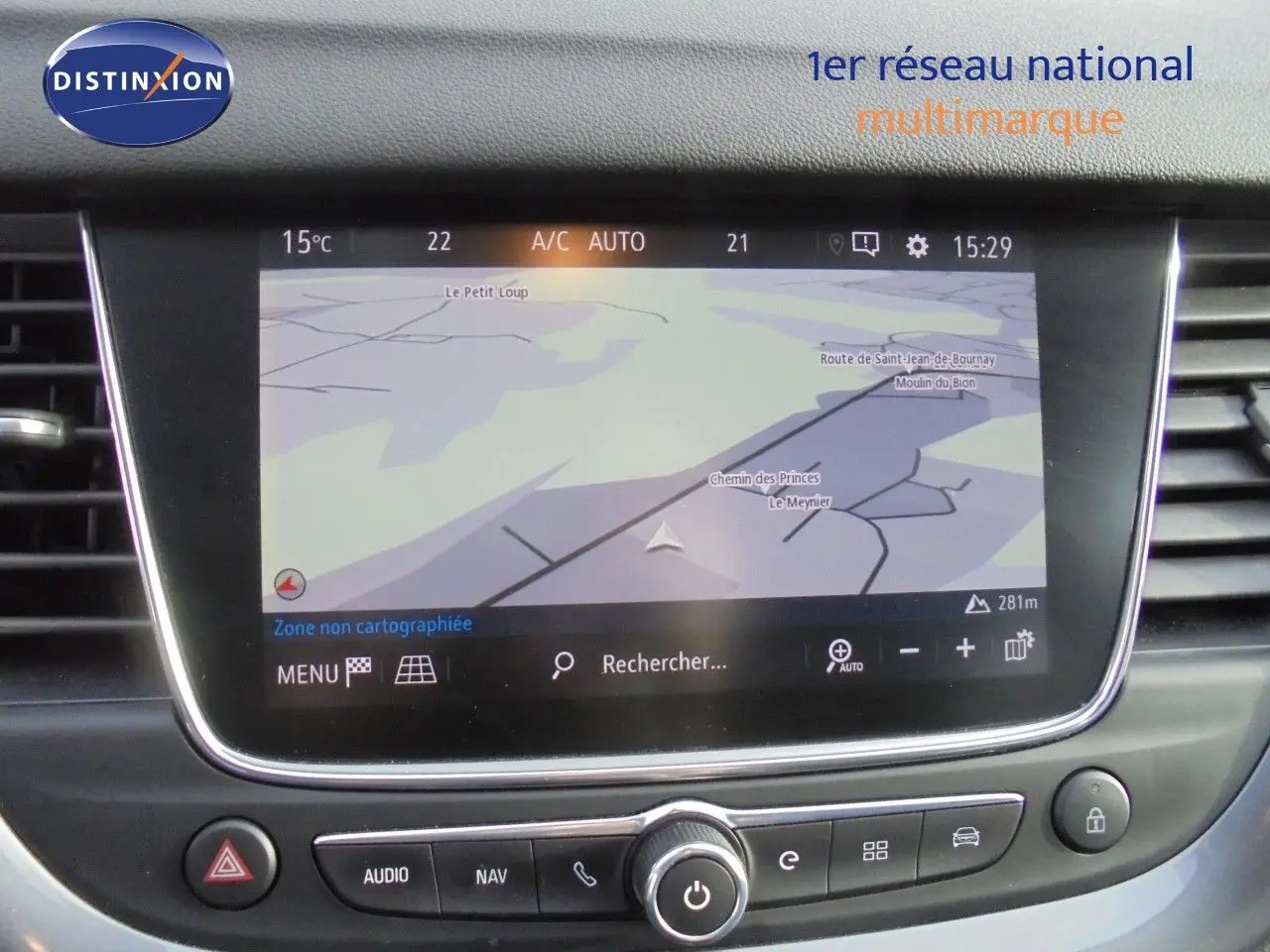 Écran tactile central affichant la navigation GPS dans l'habitacle de l'Opel Grandland X gris Moai Metal.