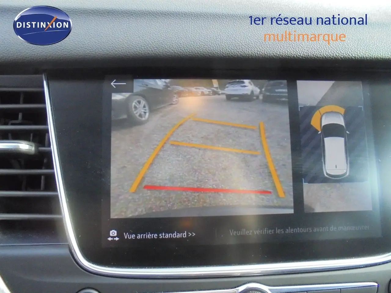 Écran intérieur montrant la caméra de recul avec lignes de guidage, dans un Opel Grandland X gris Moai Metal.