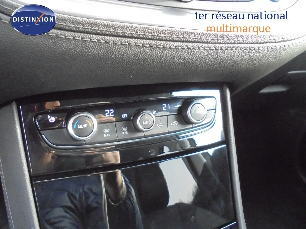 Tableau de bord de l’Opel Grandland X 1.6 Hybrid Turbo 300 Ultimate, détail de la console de climatisation digitale.