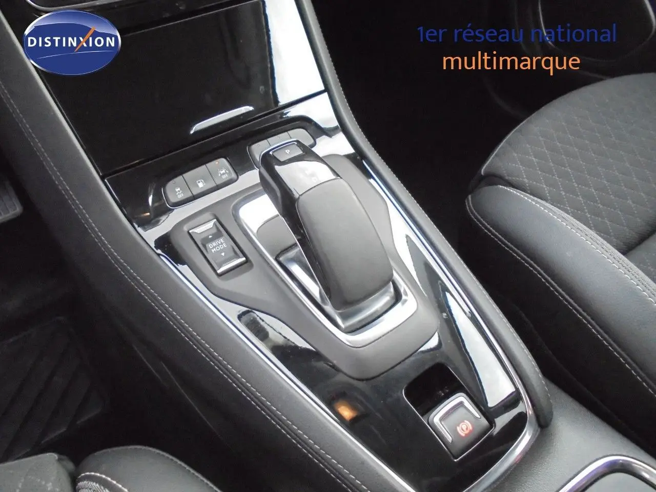 Gros plan sur la console centrale de l’Opel Grandland X gris Moai Metal, avec levier de vitesse automatique et boutons de contrôle.