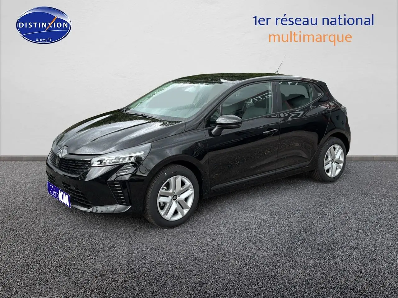 Renault Clio V noir vue 3/4 avant droit, avec phares LED et jantes alliage visibles.