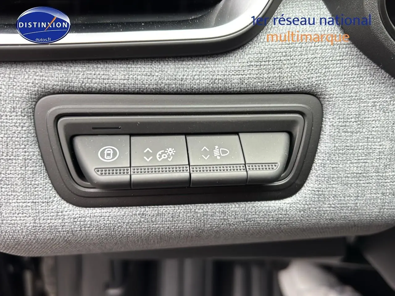 Gros plan sur les commandes de réglage du tableau de bord de la Renault Clio V noire, finition 2025.