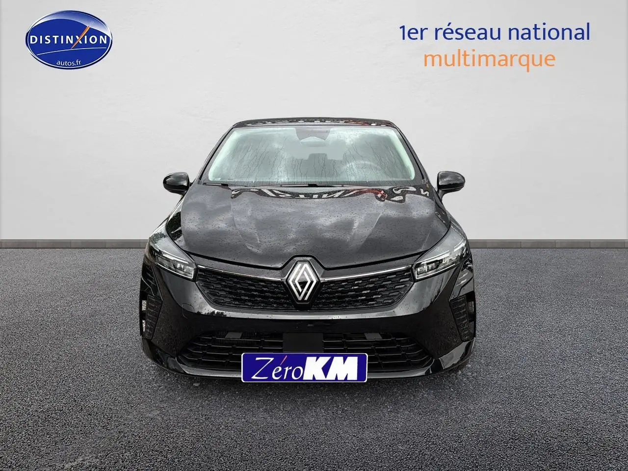 Vue avant d'une Renault Clio V noire 2025 avec calandre et phares LED distinctifs sur fond neutre.