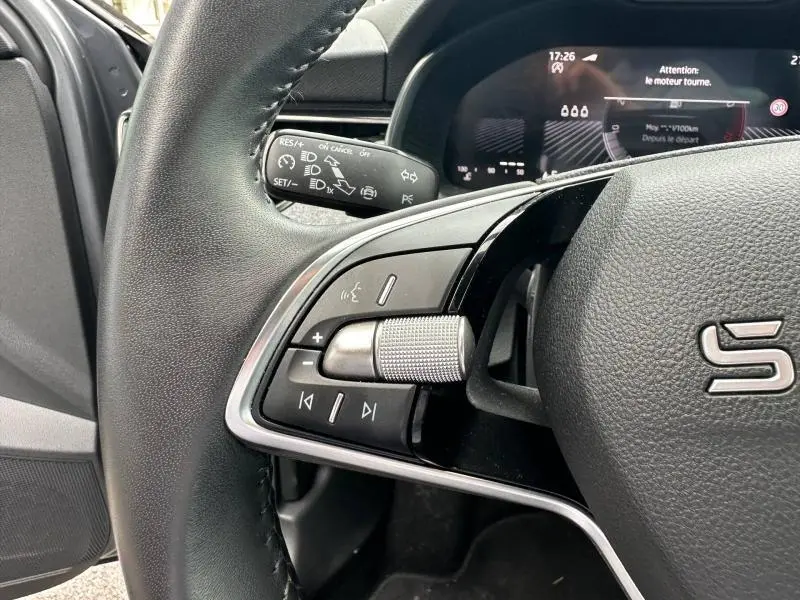 Gros plan sur le volant cuir noir de la Skoda Scala 2025 avec commandes multifonctions et tableau de bord numérique en arrière-plan.