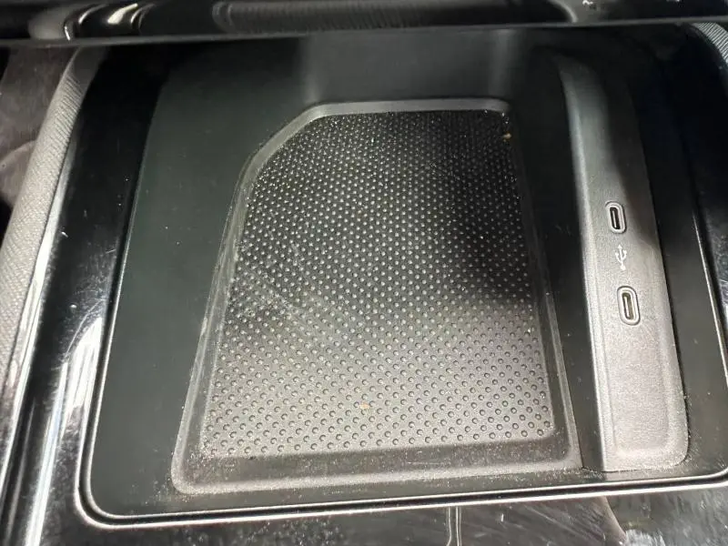 Gros plan sur la console centrale noire avec tapis antidérapant et deux ports USB-C dans la Skoda Scala gris graphite.