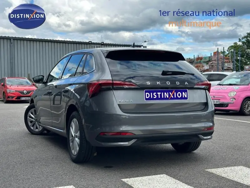 Vue 3/4 arrière droite d'une Skoda Scala gris graphite métallisé avec feux arrière LED et jantes alu.