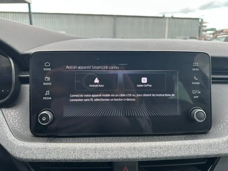 Écran tactile central de la Skoda Scala gris graphite, affichant les options Android Auto et Apple CarPlay.