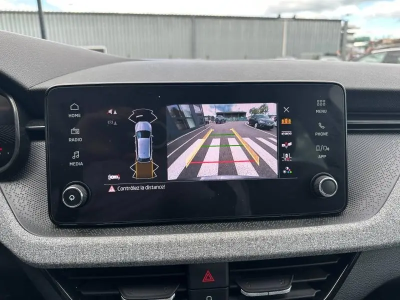 Écran tactile intérieur de la Skoda Scala 2025 montrant la caméra de recul avec guidage de trajectoire.