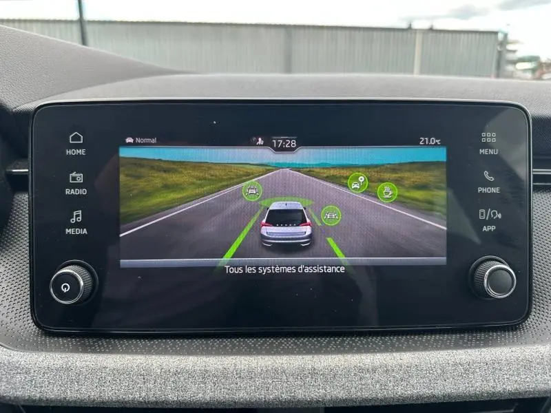Écran tactile intérieur montrant l'interface d'assistance de la Skoda Scala gris graphite, vue de face.