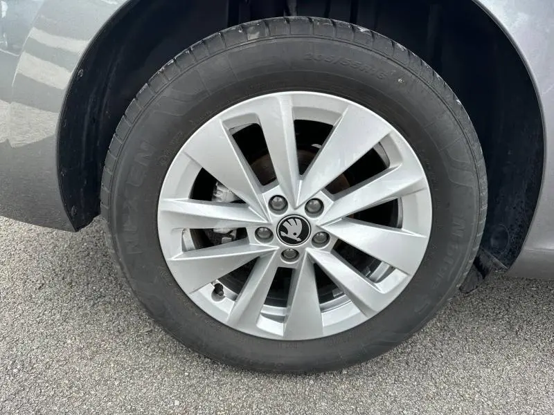 Gros plan sur la roue avant droite gris graphite métallisée d'une Skoda Scala 2025 avec jante alu à 10 branches.