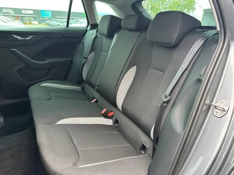 Vue côté droit de la banquette arrière noire et grise de la Skoda Scala 2025 en Gris Graphite métallisé.