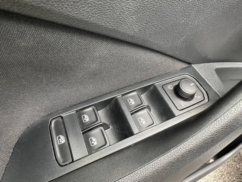 Commande des vitres électriques et réglage des rétroviseurs côté conducteur dans une Skoda Scala gris graphite 2025.