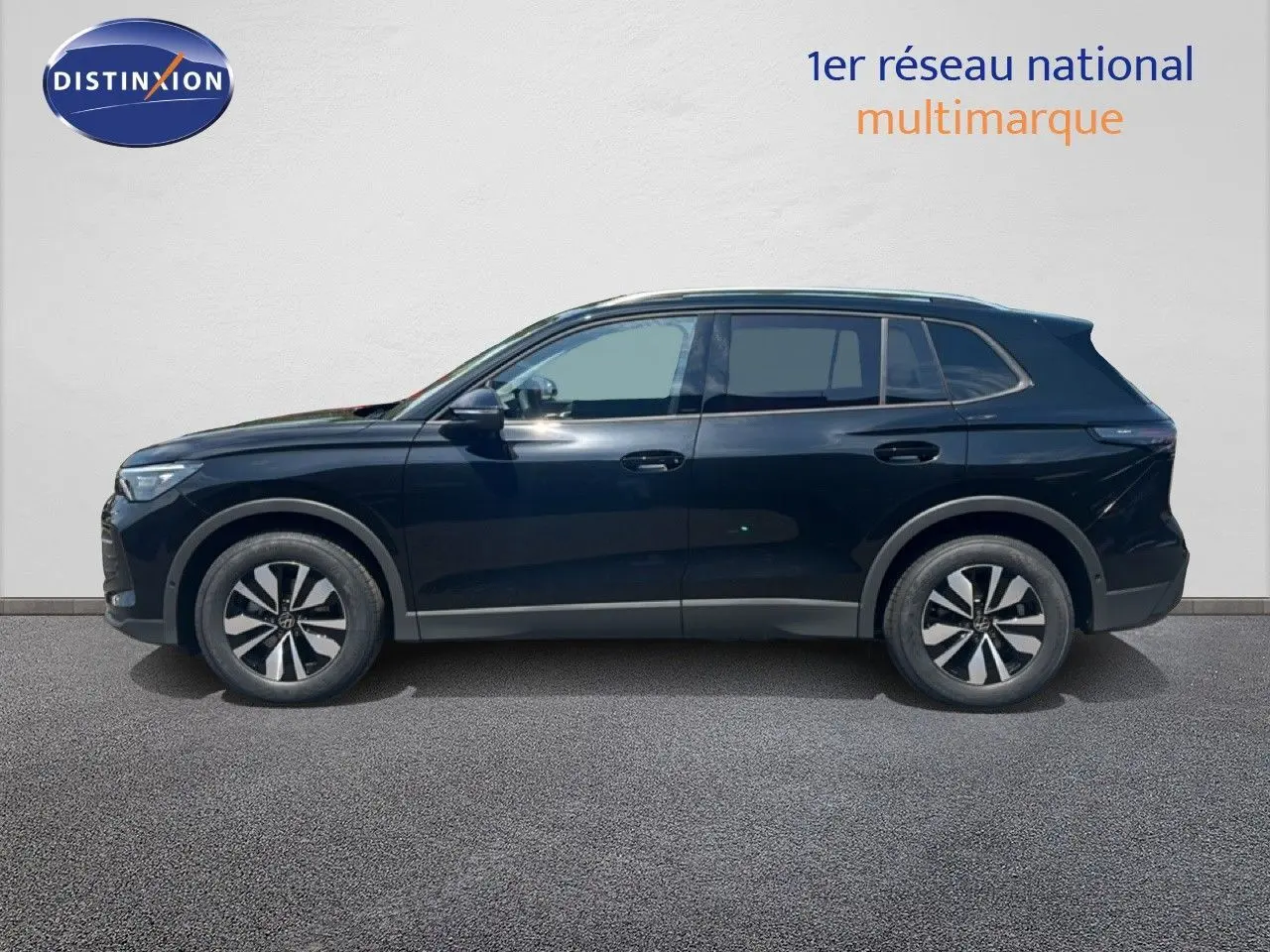 Profil droit d'un Volkswagen Tiguan noir Grenadilla 2026, finition 1.5 TSI Life 30 Years, sur fond clair neutre.